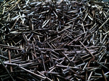 Beyaz arkaplanda tırnak yığını