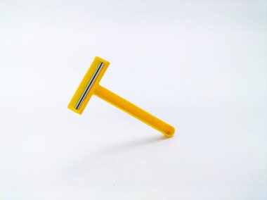 Beyaz arkaplanda sarı tek kullanımlık tıraş bıçağı