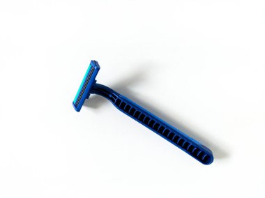 Beyaz arkaplanda tek kullanımlık mavi tıraş bıçağı