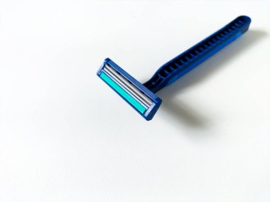 Beyaz arkaplanda tek kullanımlık mavi tıraş bıçağı