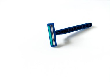 Beyaz arkaplanda tek kullanımlık mavi tıraş bıçağı