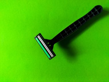 yeşil arka planda tek kullanımlık jilet