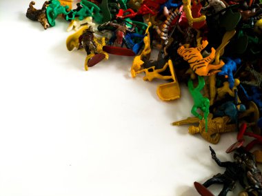 Renkli plastik oyuncaklar yığını