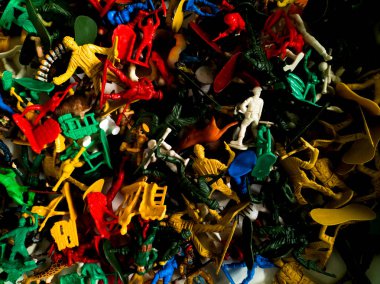 Renkli plastik oyuncaklar yığını