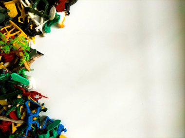 Renkli plastik oyuncaklar yığını