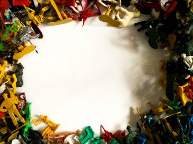 Renkli plastik oyuncaklar yığını