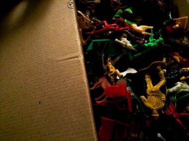 Karton bir kutuda renkli plastik oyuncaklar