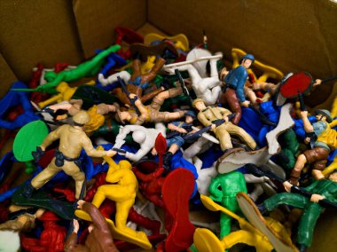 Karton kutuda plastik ordu oyuncakları koleksiyonu.