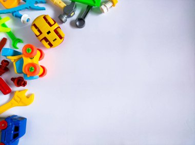 Beyaz üzerine renkli plastik oyuncaklar koleksiyonu. 