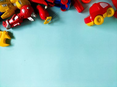 Açık mavi üzerinde renkli plastik oyuncaklar koleksiyonu 