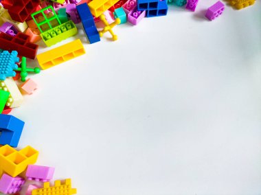Beyaz arka planda renkli plastik oyuncak yapı taşları