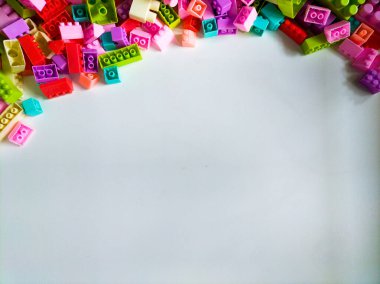 Beyaz arka planda renkli plastik oyuncak yapı taşları