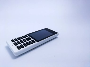 Beyaz kağıt arkaplanda eski bir cep telefonu