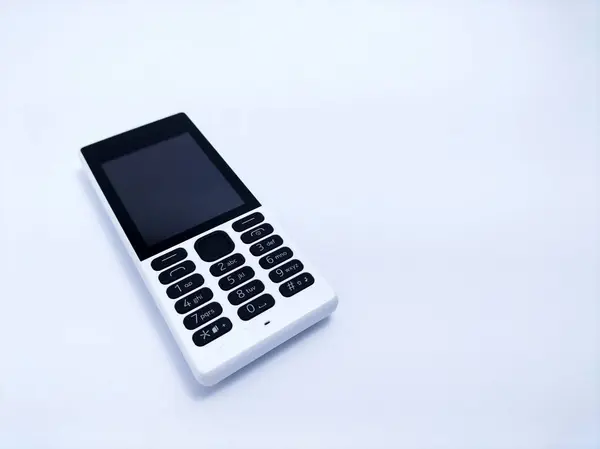 Beyaz kağıt arkaplanda eski bir cep telefonu