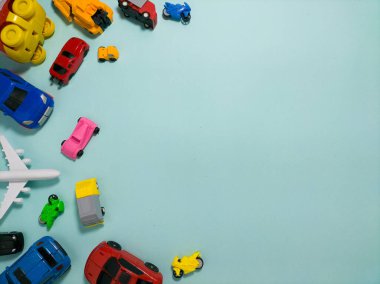 Mavi üzerine renkli plastik çocuk oyuncakları