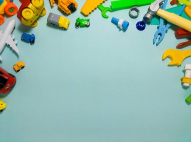 Mavi üzerine renkli plastik çocuk oyuncakları