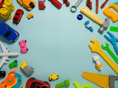 Mavi üzerine renkli plastik çocuk oyuncakları