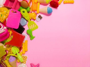 Pembe üzerinde renkli plastik çocuk oyuncakları