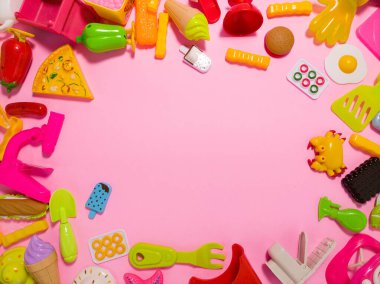 Pembe üzerinde renkli plastik çocuk oyuncakları