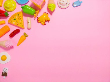 Pembe üzerinde renkli plastik çocuk oyuncakları