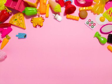Pembe üzerinde renkli plastik çocuk oyuncakları