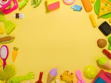 Renkli plastik çocuk oyuncakları