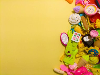 Renkli plastik çocuk oyuncakları