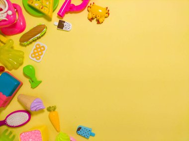 Renkli plastik çocuk oyuncakları