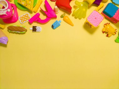 Renkli plastik çocuk oyuncakları