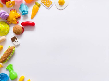 Beyaz üzerinde renkli plastik çocuk oyuncakları