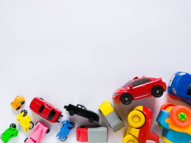 Beyaz üzerinde renkli plastik çocuk oyuncakları