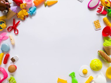 Beyaz üzerinde renkli plastik çocuk oyuncakları