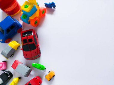 Beyaz üzerinde renkli plastik çocuk oyuncakları