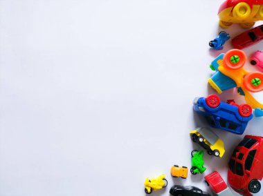 Beyaz üzerinde renkli plastik çocuk oyuncakları