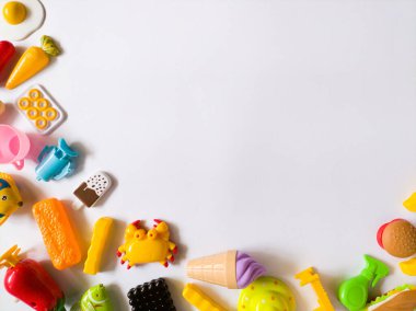 Beyaz üzerinde renkli plastik çocuk oyuncakları