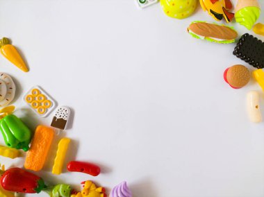 Beyaz üzerinde renkli plastik çocuk oyuncakları