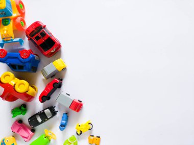 Beyaz üzerinde renkli plastik çocuk oyuncakları