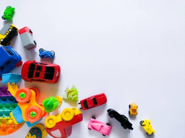 Beyaz üzerinde renkli plastik çocuk oyuncakları