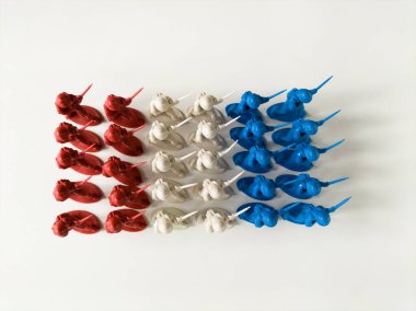 kırmızı, beyaz ve mavi plastik ordu oyuncağı