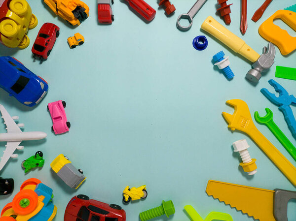 красочные пластиковые детские игрушки на голубом