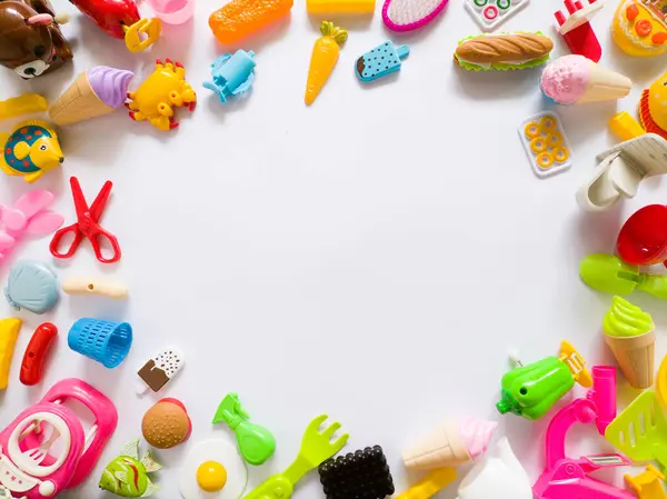 Beyaz üzerinde renkli plastik çocuk oyuncakları