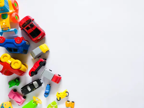 Beyaz üzerinde renkli plastik çocuk oyuncakları