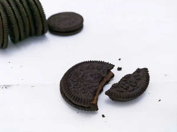 Beyaz kremalı çikolatalı kurabiye.