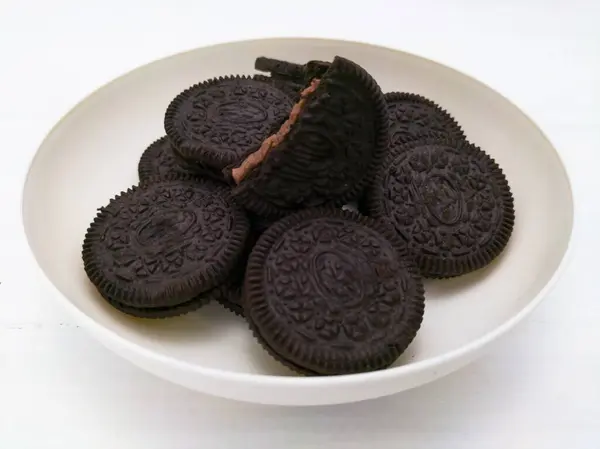 Beyaz kremalı çikolatalı kurabiye.