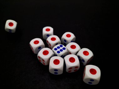 zarlar siyah yüzeye saçıldı