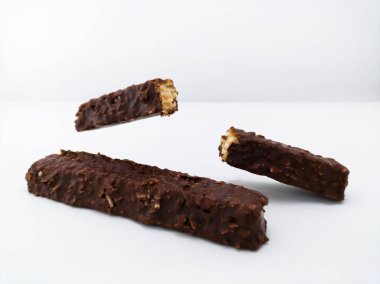 Çikolata, karamel ve fındık kaplı gofret.