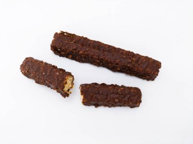 Çikolata, karamel ve fındık kaplı gofret.