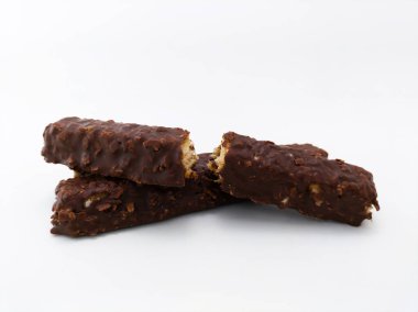 Çikolata, karamel ve fındık kaplı gofret.