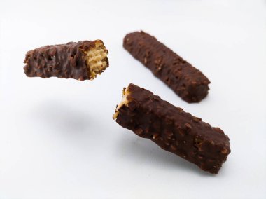 Çikolata, karamel ve fındık kaplı gofret.