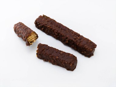 Çikolata, karamel ve fındık kaplı gofret.